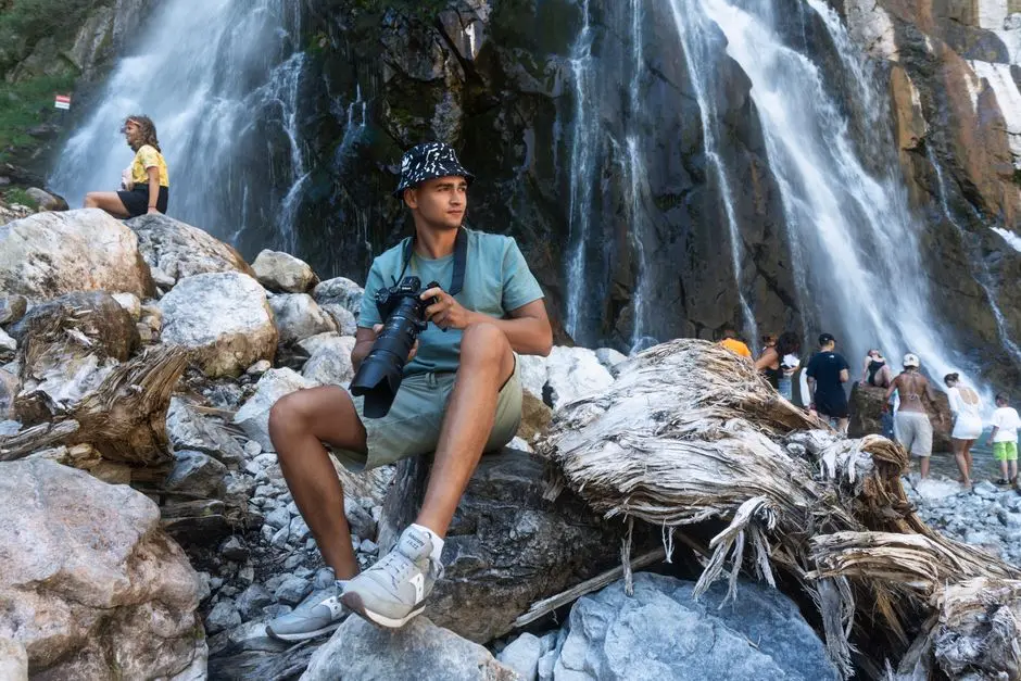 Suasana Air Terjun Takapala dengan air jernih dan pengunjung berfoto